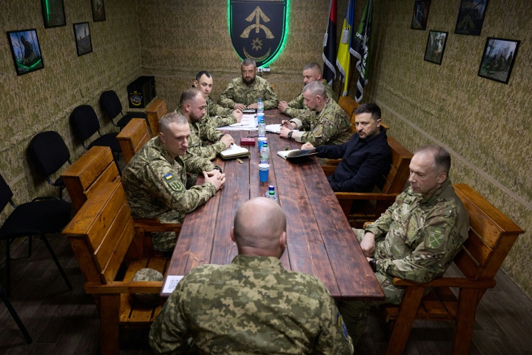 Photo fourni le 8 mai 2026 par la présidence ukrainienne montrant le président Zelensky avec le chef des forces armées  Oleksandr Syrsky (droite) dans la région de Dnipropetrovsk