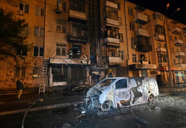 Des secouristes ukrainiens interviennent sur un immeuble résidentiel après une attaque de drones à Kharkiv dans la nuit du 2 au 3 mai 2025