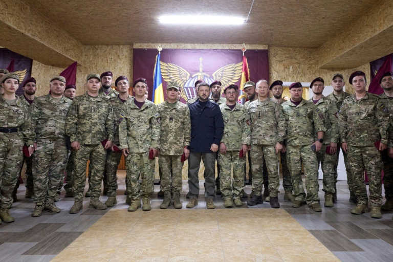 Le président ukrainien Volodymyr avec des militaires sur le front dans la région de Donetsk (est), le 18 septembre 2025