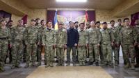 Le président ukrainien Volodymyr avec des militaires sur le front dans la région de Donetsk (est), le 18 septembre 2025