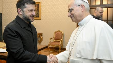 Handout du Vatican montrant le président ukrainien Volodymyr Zelenski et le pape Léon XIV, le 9 décembre 2025 à Castel Gandolfo