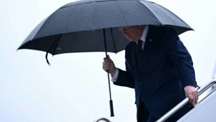 Le président américain Donald Trump tient un parapluie à sa descente de l'avion présidentiel Air Force One à la base Andrews, près de Washington, le 22 mai 2026