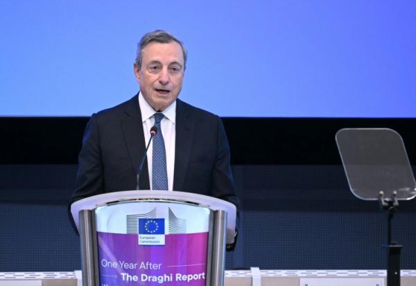 L'ancien président de la Banque centrale européenne Mario Draghi prononce un discours à Bruxelles le 16 septembre 2025  