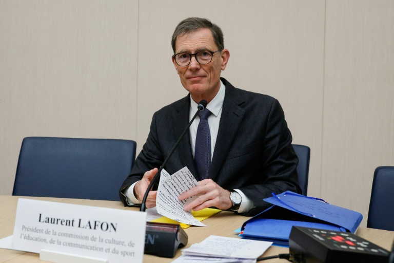 Laurent Lafon, président de la commission culture du Sénat, avant l'audition de la présidente du Louvre au Sénat, le 17 décembre 2025 à Paris