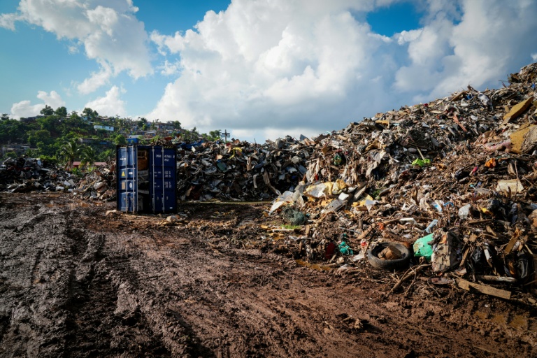Un terrain jonché de débris et de tôles métalliques à Mamoudzou, un an après le passage du cyclone Chido à Mayotte, le 2 décembre 2025