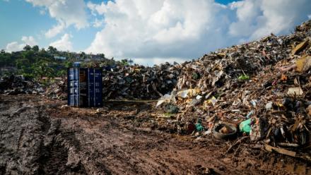 Un terrain jonché de débris et de tôles métalliques à Mamoudzou, un an après le passage du cyclone Chido à Mayotte, le 2 décembre 2025