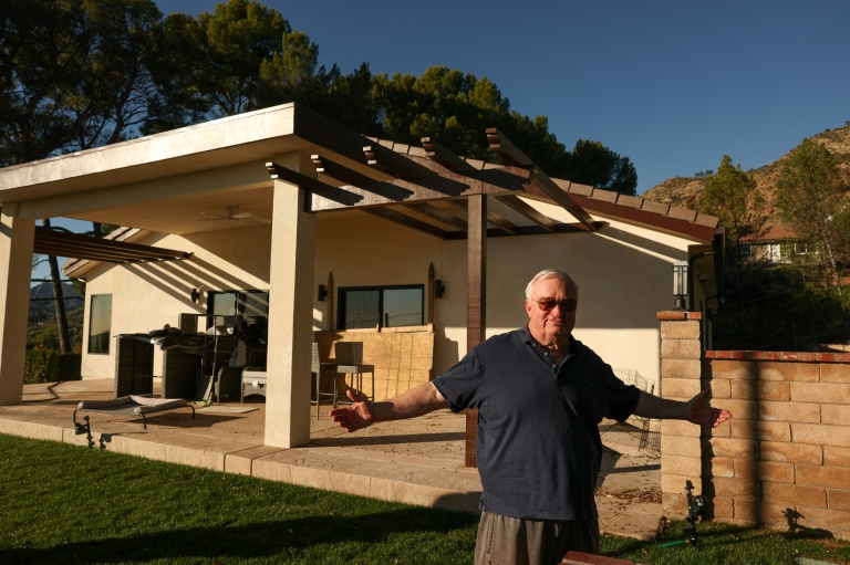 Ted Koerner pose devant sa maison flambant neuve, le 29 décembre 2025, reconstruite moins d'un an après l'incendie qui a détruit Altadena