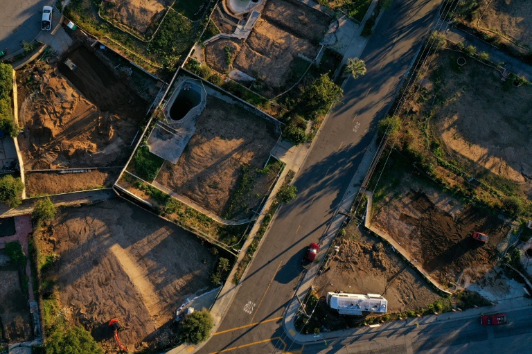 Une vue aérienne montre des terrains vides et en reconstruction à Altadena, le 29 décembre 2025