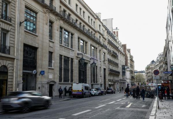 Des véhicules de police et de sécurité privée devant le siège de la Bank of America à Paris le 28 mars 2026, après un attentat à l'explosif déjoué