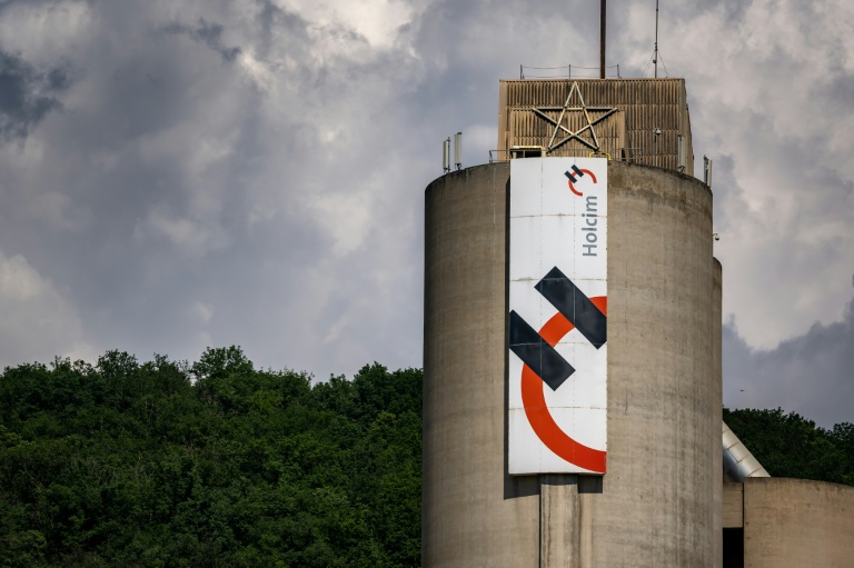 Un panneau d'affichage sur un silo de l'usine du géant suisse du ciment Holcim à Eclepens, dans l'ouest de la Suisse, le 11 juin 2023