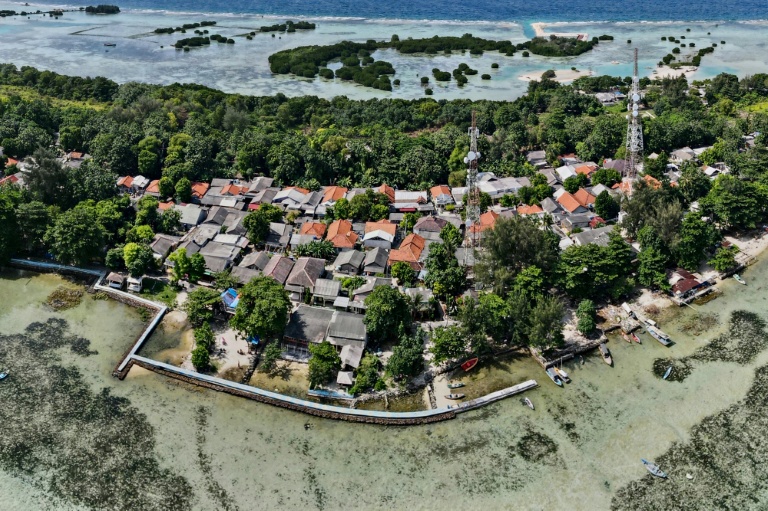 Vue aérienne d'une digue, le 22 février 2023 sur l'île indonésienne de Pari