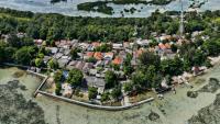 Vue aérienne d'une digue, le 22 février 2023 sur l'île indonésienne de Pari