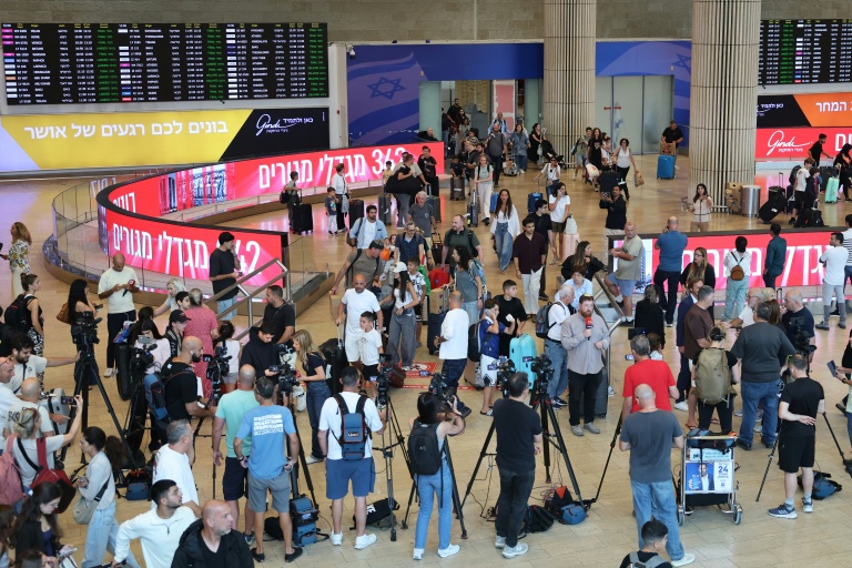 Des médias et des passagers à l'aéroport de Tel Aviv le 30 septembre 2026