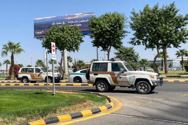 Des véhicules de sécurité garés devant l'aéroport de Tabuk en Arabie saoudite, le 30 septembre 2026