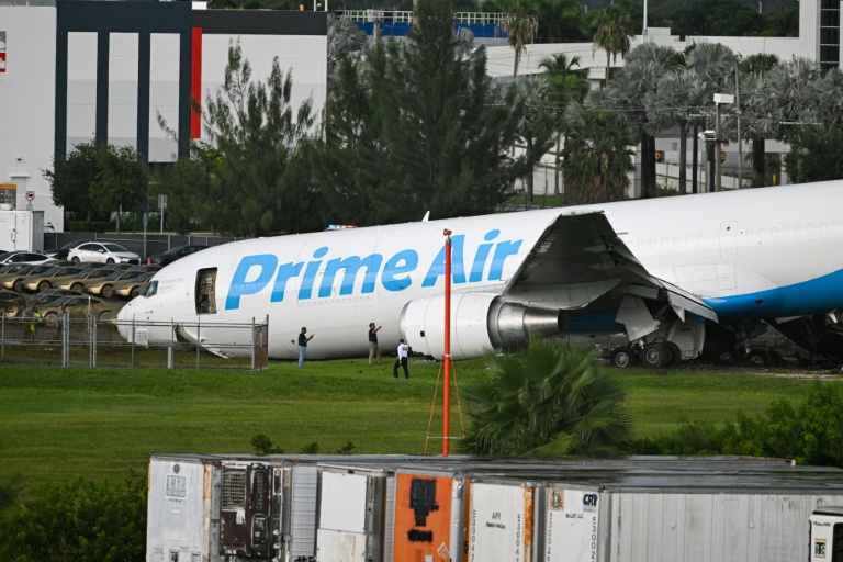 Des enquêteurs sur le site de la sortie de piste d'un avion-cargo d'Amazon à Miami, le 6 septembre 2026 en Floride