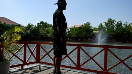Le Cambodgien Pheap Rom sur la terrasse d'un restaurant à Phnom Penh, le 30 mars 2026