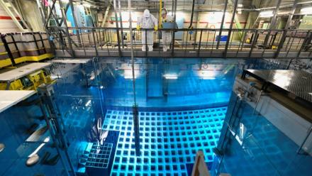 Des spécialistes d'EDF extraient des barres de combustible nucléaire de la piscine de stockage de la centrale nucléaire de Fessenheim, le 21 juin 2021, à Fessenheim, dans l'est de la France.