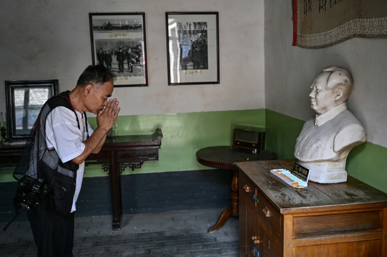 Un visiteur s'incline devant le buste de Mao Zedong dans un musée à Dazhai, dans la province du Shanxi, le 19 août 2026 en Chine