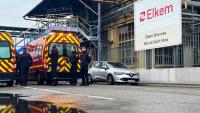Des pompiers en intervention à l'usine chimique Elkem Silicones à Saint-Fons, près de Lyon, le 22 décembre 2025