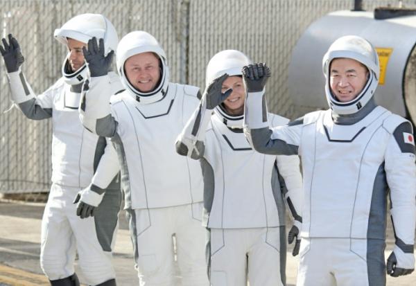 Les membres de l'équipage de la mission Crew-11 à leur départ de Cape Canaveral, en Floride, le 1er août 2025