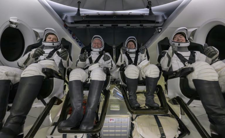Les membres de la mission Crew-11s à l'intérieur de la capsule Dragon de SpaceX à bord du navire de récupération SpaceX SHANNON peu après son amerrissage dans l'océan Pacifique ,au large de Long Beach, en Californie, le 15 janvier 2026