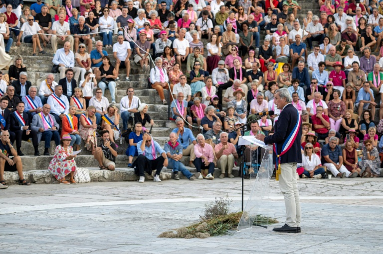 Le maire d'Arles Patrick De Carolis prend la parole dans un rassemblement d'élus, d'agriculteurs et de militants écologistes, opposés à un projet de ligne à très haute tensions, dans le théâtre antique d'Arles le 19 septembre 2026
