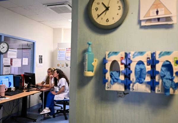 Les docteures Edme et Lormeau (d) travaillent sur un ordinateur au service des urgences pédiatriques du CHU de Montpellier, le 2 juin 2026 dans l'Hérault