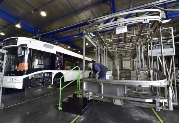 Un technicien travaille sur un bus à hydrogène SAFRA, le 4 mars 2021 à Albi