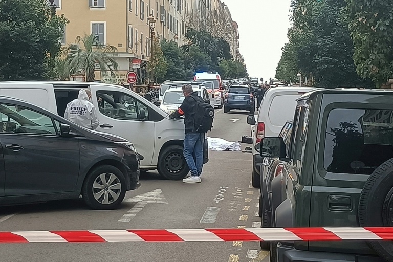 Des enquêteurs sur les lieux où un homme armé d'un couteau a été tué par la police, le 20 décembre 2025 à Ajaccio 

Investigators work at the site where a knife-wielding man was shot dead by police in the centre of Ajaccio, on the French Mediterranean island of Corsica, on December 20, 2025. A man armed with a knife was shot dead by one or more shots fired by the national police on December 20 in the centre of Ajaccio, according to the public prosecutor, confirming a report by France 3 Viastella. According to the police, the 26-year-old man was threatening shopkeepers and passers-by with a knife on the city's Cours Napoleon at around 12:30 PM.