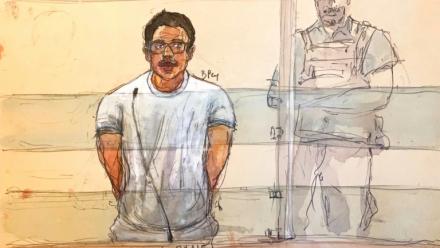 Croquis d'audience du 5 octobre 2026 montrant le ressortissant indien Rohan Rane (g) lors de son procès pour des sévices sexuels imposés en ligne à des mineures à la cour d'assises de Paris