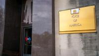 La plaque de la radio publique Voice of America à l'entrée d'un bâtiment à Washington, le 16 mars 2025 