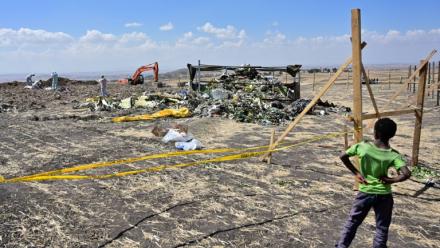 Sur le site du crash du Boeing 737 MAX d'Ethiopian Airlines à Bishoftu (Ethiopie), le 16 mars 2019.