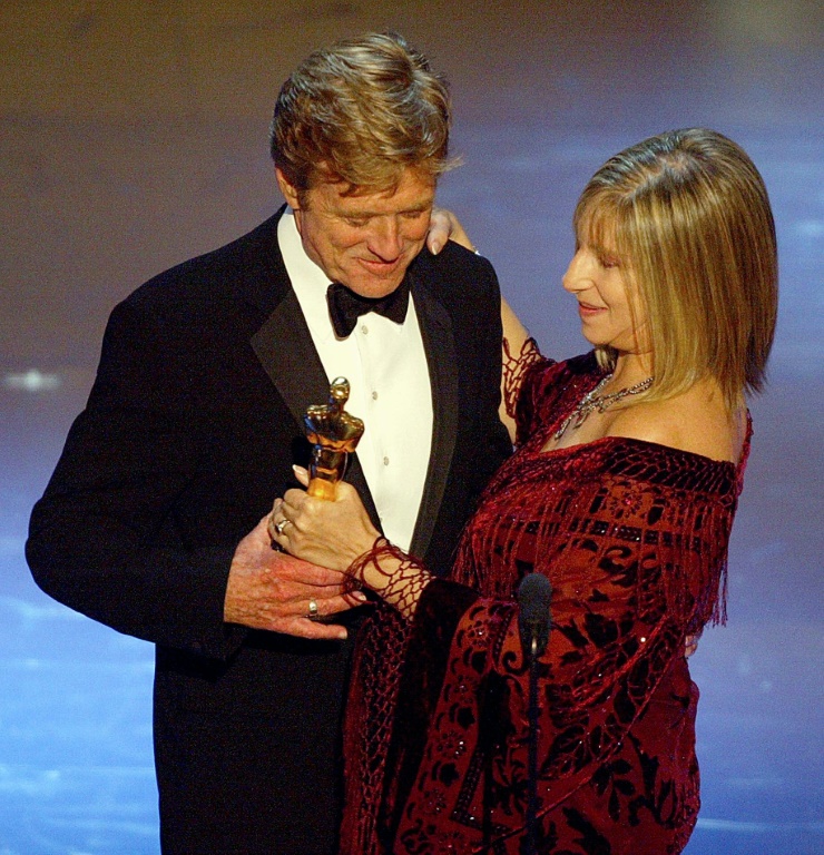 L'actrice et chanteuse américaine Barbra Streisand remet un Oscar d'honneur à l'acteur et réalisateur américain Robert Redford, le 24 mars 2002 lors de la 74e cérémonie des Oscars à Hollywood