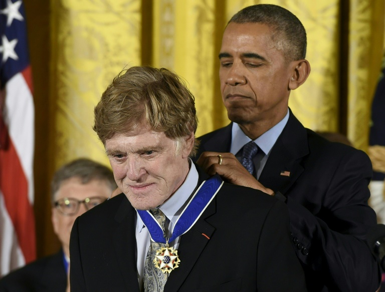 Le président américain Barack Obama remet à l'acteur et réalisateur Robert Redford la Médaille présidentielle de la liberté, la plus haute distinction civile du pays, lors d'une cérémonie à la Maison Blanche, le 22 novembre 2016 à Washington
