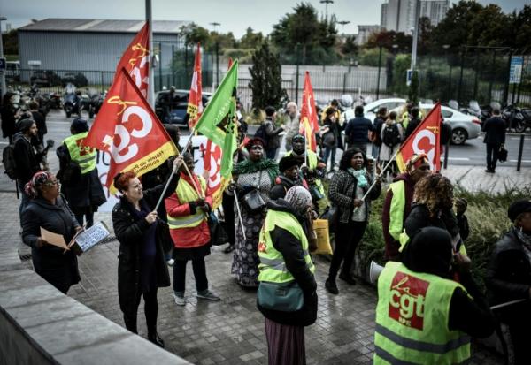 Des femmes de chambre de l'hôtel Ibis Batignolles manifestent devant le siège d'Accor, au troisième mois de leur grève pour réclamer de meilleures conditions de travail, le 17 octobre 2019 à Paris