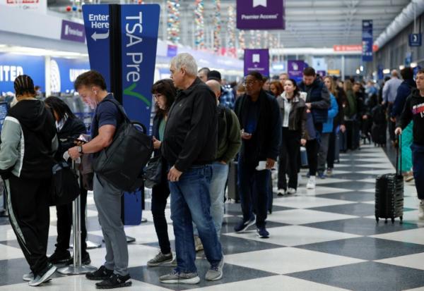 Voyageurs à l'aéroport international de Chicago, Illinois le 7 novembre 2025