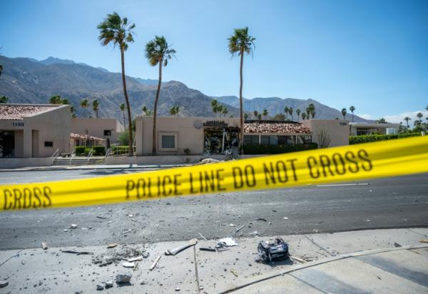 Un ruban de police est visible devant une clinique spécialisée dans la procréation médicalement assistée (PMA) endommagée après l'explosion d'une bombe à l'extérieur du bâtiment à Palm Springs, en Californie, le 17 mai 2025