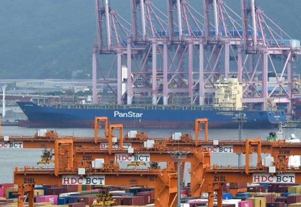 Le porte-conteneurs Panstar Acro est à l'ancre au nouveau port de Busan, le 22 août 2026, avant de mettre le cap sur l'Europe via l'Arctique afin de tester la viabilité commerciale de la route maritime ouverte par la fonte des glaces