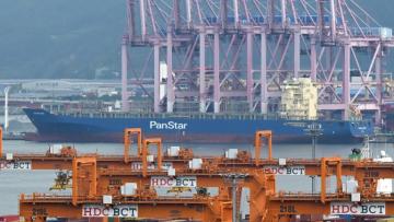 Le porte-conteneurs Panstar Acro est à l'ancre au nouveau port de Busan, le 22 août 2026, avant de mettre le cap sur l'Europe via l'Arctique afin de tester la viabilité commerciale de la route maritime ouverte par la fonte des glaces