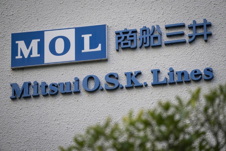 Le logo de la compagnie maritime japonaise Mitsui OSK, au siège de l'entreprise à Tokyo, le 12 mars 2026