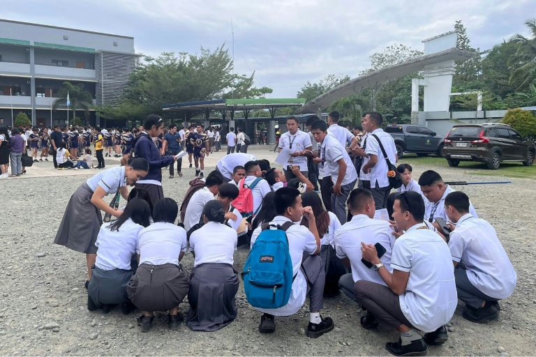 Photo remise par un établissement scolaire de Davao de Oro sur l'île de Mindanao, dans le sud des Philippines, où les élèves se sont rassemblés dehors après un puissant séisme le 10 octobre 2025