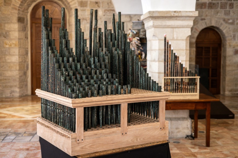 L'orgue le plus ancien de la chrétienté (g) à côté d'une autre réplique (d), lors de leur présentation au couvent Saint-Sauveur dans la Vieille ville de Jérusalem, le 9 septembre 2025