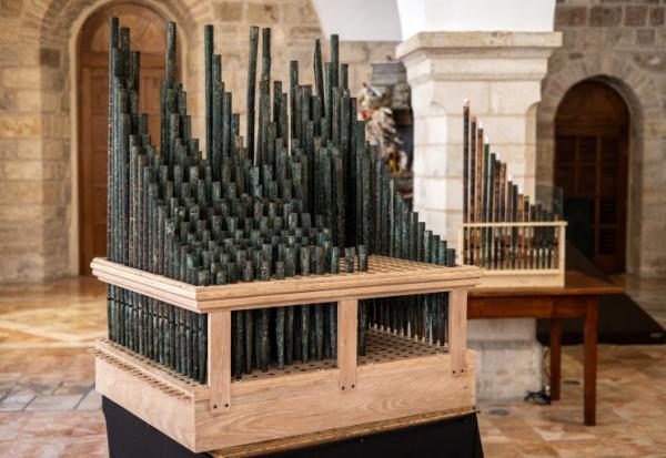 L'orgue le plus ancien de la chrétienté (g) à côté d'une autre réplique (d), lors de leur présentation au couvent Saint-Sauveur dans la Vieille ville de Jérusalem, le 9 septembre 2025