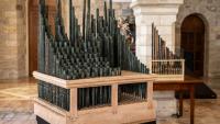 L'orgue le plus ancien de la chrétienté (g) à côté d'une autre réplique (d), lors de leur présentation au couvent Saint-Sauveur dans la Vieille ville de Jérusalem, le 9 septembre 2025