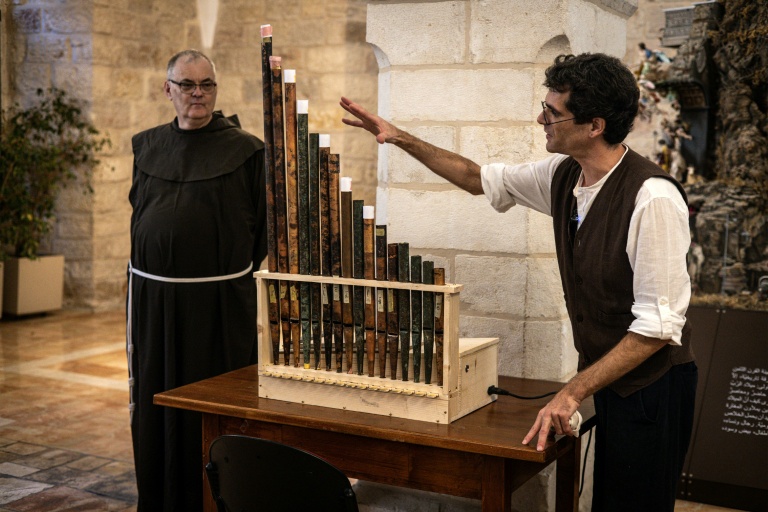 Le musicologue médiéval David Catalunya (d) donne un aperçu de l'histoire d'une réplique fonctionnelle contenant des tuyaux originaux du plus ancien orgue de la chrétienté, lors de la présentation de l'instrument au couvent Saint-Sauveur dans la Vieille ville de Jérusalem, le 9 septembre 2025