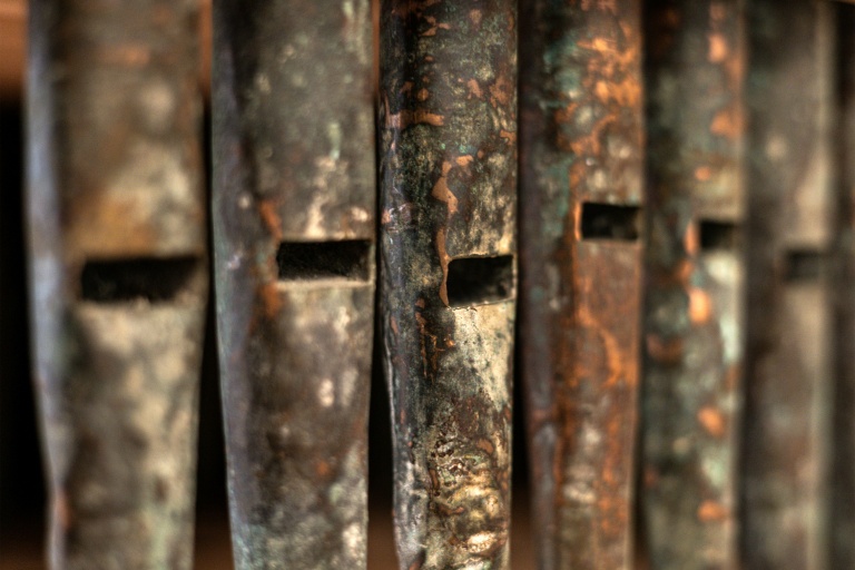 Les tuyaux du plus ancien orgue de la chrétienté présentés au couvent Saint-Sauveur dans la Vieille ville de Jérusalem, le 9 septembre 2025

