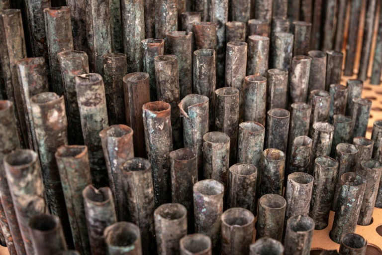 Les tuyaux en cuivre du plus ancien orgue de la chrétienté présentés au couvent Saint-Sauveur dans la Vieille ville de Jérusalem, le 9 septembre 2025