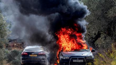 La voiture du photographe palestinien de l'AFP Jaafar Ashtiyeh en feu après une attaque de colons israéliens contre le village palestinien de Beita, au sud de Naplouse, le 10 octobre 2025 en Cisjordanie occupée
