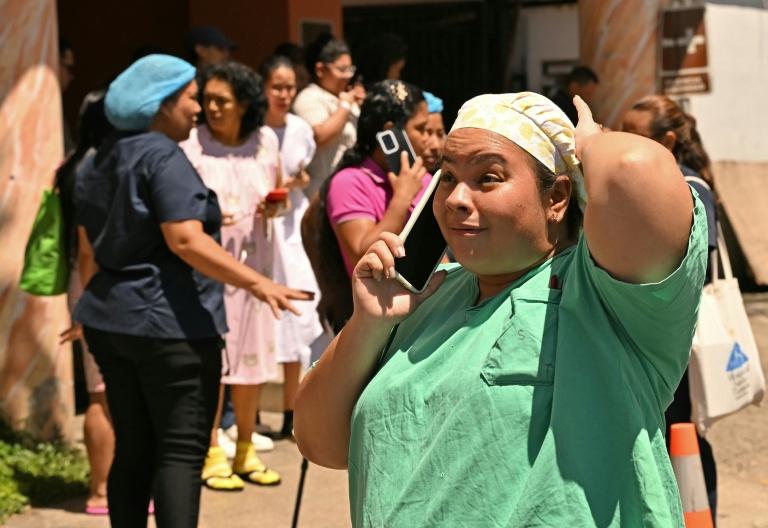 Une infirmière au téléphone devant le service de maternité de l’hôpital Santo Tomas, après qu'un séisme de magnitude 7,7 a frappé le Panama, le 9 octobre 2026 à Panama City