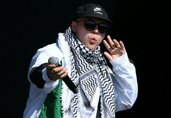 Mo Chara, membre du groupe de rap irlandais Kneecap, se produit sur la scène West Holts lors du quatrième jour du festival de Glastonbury, qui se tient à Worthy Farm, dans le village de Pilton, dans le Somerset, au sud-ouest de l'Angleterre, le 28 juin 2025